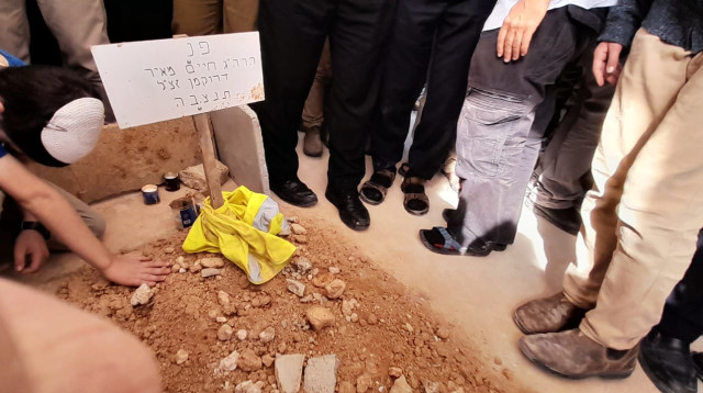 משפחת הרב דרוקמן פוקדת קברו בסיום השבעה (צילום: איגוד ישיבות ההסדר)