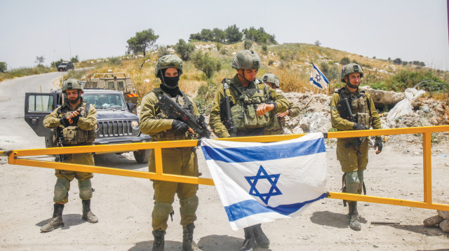 מחסום בכניסה למאחז חומש השנה (צילום: נסאר אשתיה, פלאש 90)