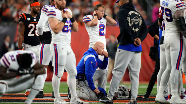 מחזה איום ונורא. שחקני בפאלו אחרי ההתמוטטות של חברם (צילום: רויטרס)