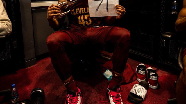 בלי להתכוון. מיטשל חוגג בסגנון ווילט צ'מברליין (צילום: צילום מסך, מתוך עמוד האינסטגרם של קליבלנד קאבלירס)