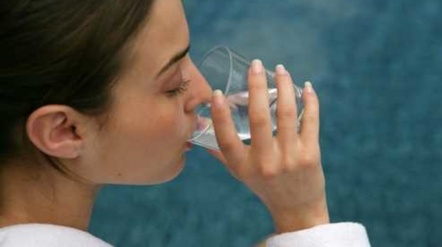 שתיית מים חמים (צילום: אינג'אימג')