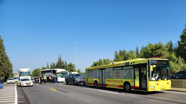 תאונת האוטובוס והמשאית בכביש 1 (צילום: דוברות מד"א)