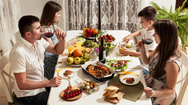 משפחה אוכלת יחד (צילום: אינגאימג')