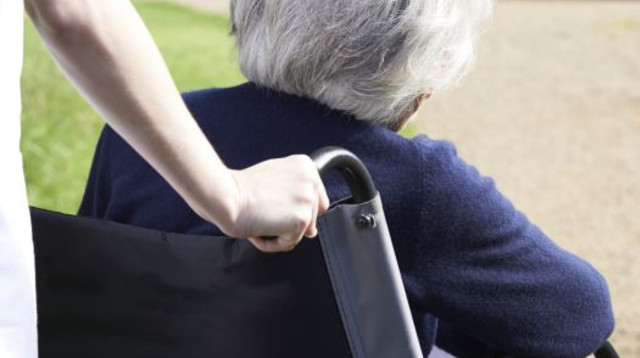 קשישה סיעודית. "רמת גן היא המבוגר האחראי בסיפור" (צילום: אינגאימג')