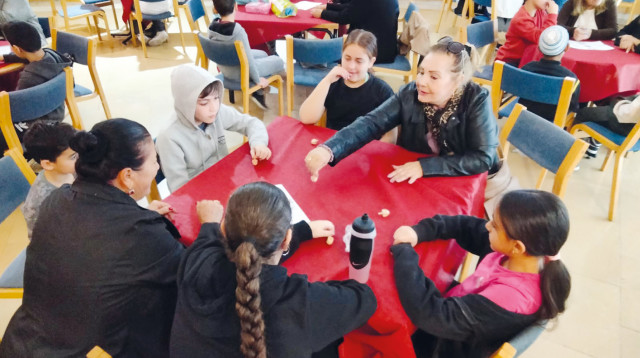 דיירים בבית גיל הזהב במועדון דור לדור (צילום: דניאלה ברון)