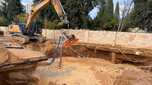 פיצוץ בצינור מים בת"א  (צילום: אבשלום ששוני)