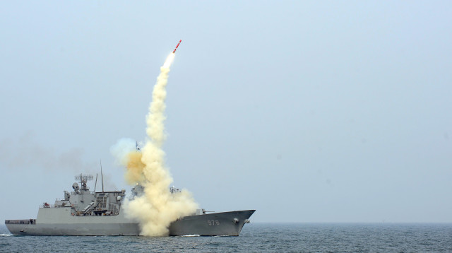 שיגור טיל שיוט (צילום: REUTERS/South Korean Navy)