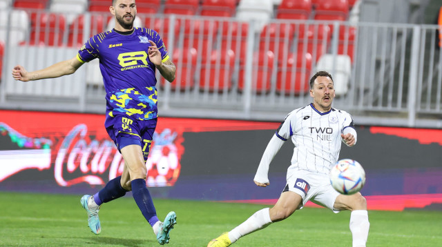 שחקן הפועל פתח תקוה עוז פרץ נגד שחקן בני ריינה ניר ברדע (צילום: דני מרון)