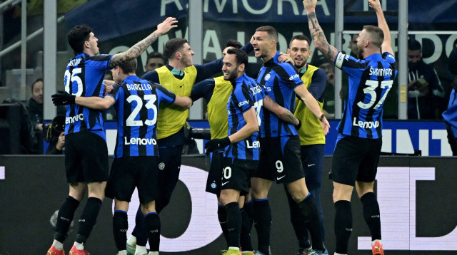 שחקני אינטר חוגגים (צילום: רויטרס)