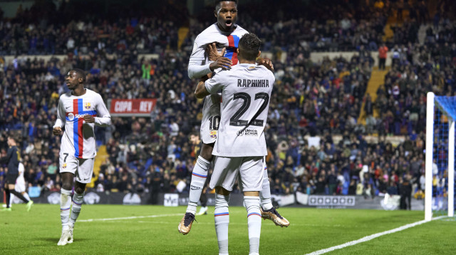 אנסו פאטי חוגג שער לזכות ברצלונה עם ראפיניה (צילום: GettyImages, Mateo Villalba/Quality Sport Images)