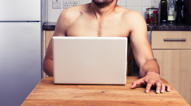 בן הזוג נתפס מאונן מול המחשב? זו לא בגידה (צילום: אינג'אימג')