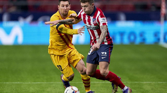 שחקן אתלטיקו מדריד לשעבר, קירן טריפייר, מול ליאונל מסי במדי ברצלונה (צילום: GettyImages, Quality Sport Images)