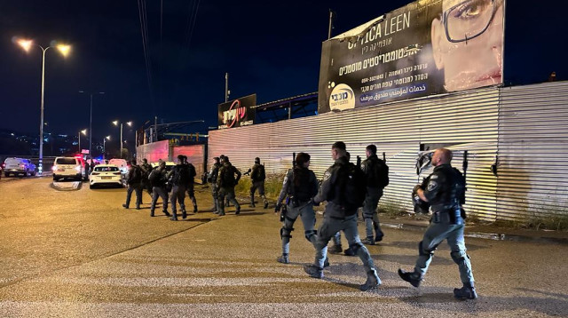 כוחות המשטרה פושטים על קבלת הפנים לאסיר המשוחרר כרים יונס  (צילום: ללא קרדיט)