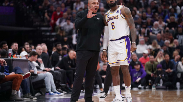 שחקן לוס אנג'לס לייקרס לברון ג'יימס עם המאמן דרווין האם (צילום: רויטרס)