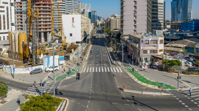 דרך בגין המחודשת (צילום: ברק ברינקר)