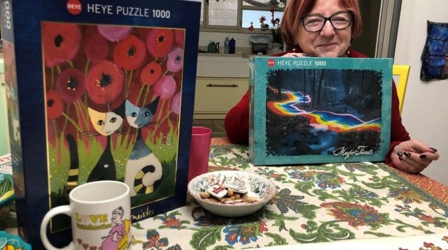 דניאלה ליבמן עם פאזלים 1000 חלקים (צילום: באדיבות Family Glue)