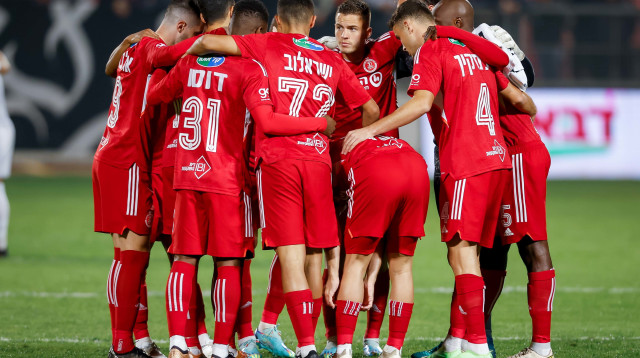 שחקני הפועל תל אביב (צילום: מאור אלקסלסי)