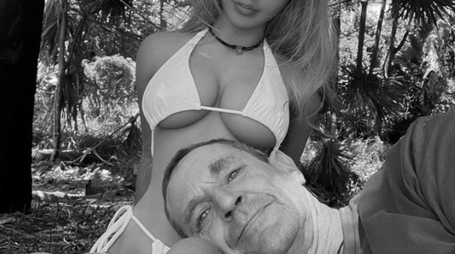 מוזר: התאהב בבובת מין והפגיש אותה עם אמו בארוחת החג (צילום: מתוך אינסטגרם)