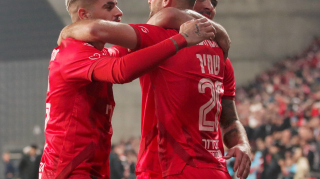 עדן שמיר, שחקן הפועל באר שבע לצד רותם חטואל (צילום: ברני ארדוב)