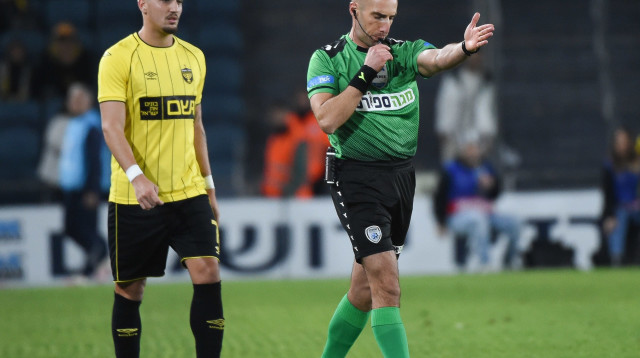 גל לייבוביץ' לצד ירדן שועה, שחקן בית"ר ירושלים (צילום: ברני ארדוב)