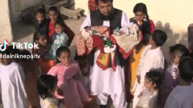 חוגג את הולדת בנו ה-60 במספר (צילום: מתוך טיקטוק)