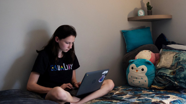 תלמידת תיכון עם מחשב, פנסילווניה, קורונה (צילום: רויטרס)