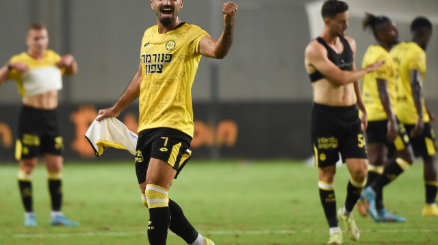 יש חגיגה. אוחנה (צילום: ברני ארדוב)