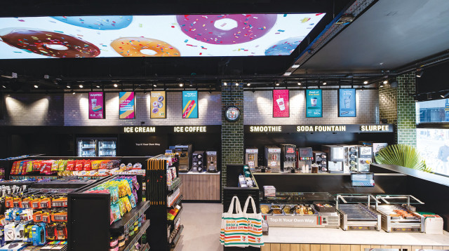 חנות מרשת סבן אילבן (צילום: שאולי לנדלר)