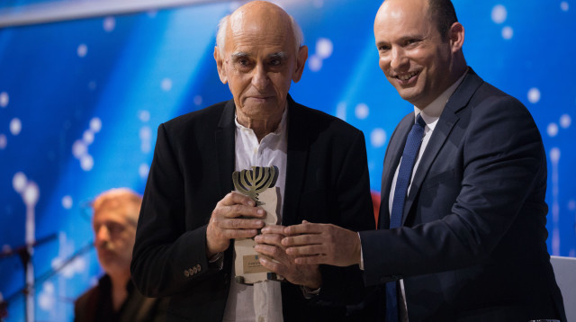 האדריכל דן איתן מקבל את פרס ישראל ב-2019 (צילום: יונתן זינדל, פלאש 90)