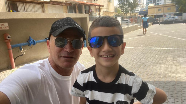 מעקב בכל חצי שנה. ז'אנו עם בנו (צילום: באדיבות המצולם)