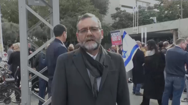 גלימות שחורות נגד שר המשפטים. מולי ארי (צילום: צילום מסך מתוך הסרט)