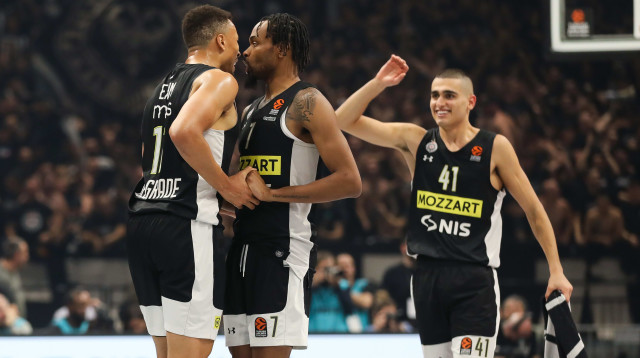 ים מדר עם שחקני פרטיזן בלגרד (צילום: GettyImages, Nikola Krstic/MB)