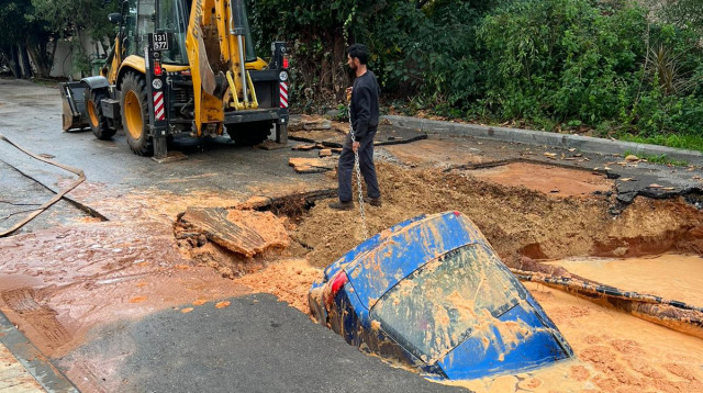רכב נפל לבולען בהוד השרון (צילום: דוברות המשטרה)
