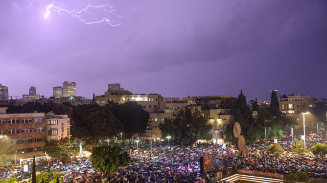 הפגנת הענק בכיכר הבימה  (צילום: Yonatan Sindel/Flash90)
