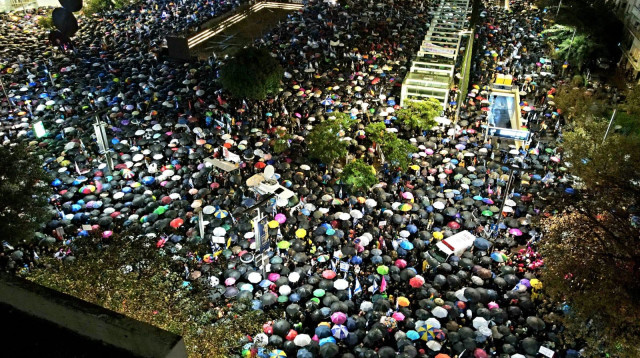 עשרות אלפים בהפגנה נגד הממשלה בתל אביב (צילום: אמיר גולדשטיין)