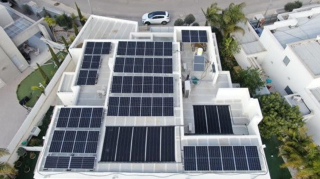 משקיעים בשמש: איך ניתן להרוויח ממערכת סולארית על גג הבית? (צילום: אנרפוינט מערכות סולאריות מבית כלמוביל)