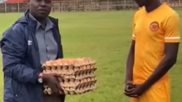 השחקן הזמבי קנדי מוסונדה מקבל חמישה מגשי ביצים אחרי שנבחר לשחקן המצטיין במשחק (צילום: צילום מסך, .)