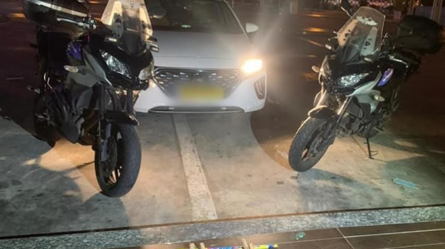 נפצים מוכנים להפעלה בחוצות העיר. "מי שייתפס – ייקנס" (צילום: דוברות עיריית פתח תקווה)