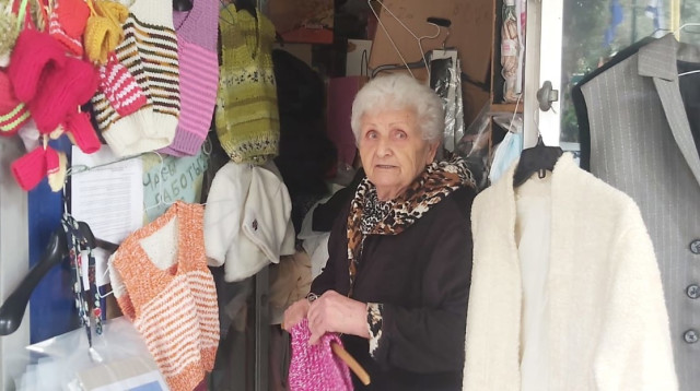 דוייב בפתח החנות. "היום רבים קונים מן המוכן או מזמינים באינטרנט" (צילום: משה כהן)