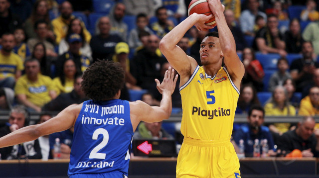 ווייד בולדווין, שחקן מכבי תל אביב לצד סטפן תומפסון, שחקן בני הרצליה (צילום: קובי אליהו)