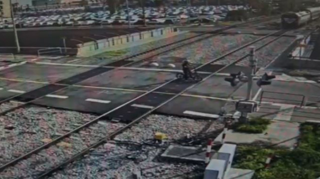 פריצה למסילת הרכבת בחיפה (צילום: צילום מסך)