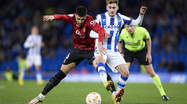 שחקן ריאל סוסיאדד, רוברט נבארו, נאבק עם שחקן מאיורקה, רודריגו בטאגליה (צילום: GettyImages, Ion Alcoba/Quality Sport Images)