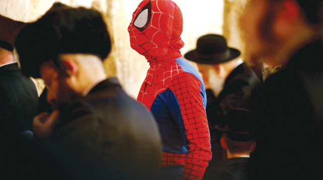 ספיידרמן בכותל  (צילום: דוד קסמן)