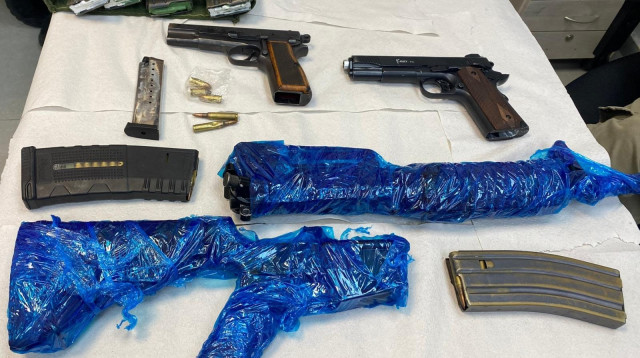 אמצעי הלחימה שנתפסו בקריית גת (צילום: דוברות המשטרה)