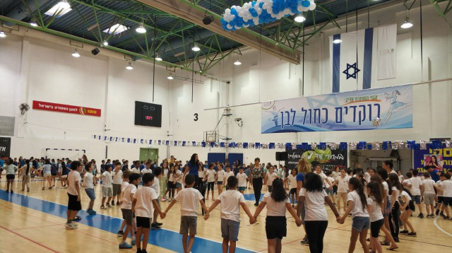 ריקודי עם (צילום: מירי אקוני)