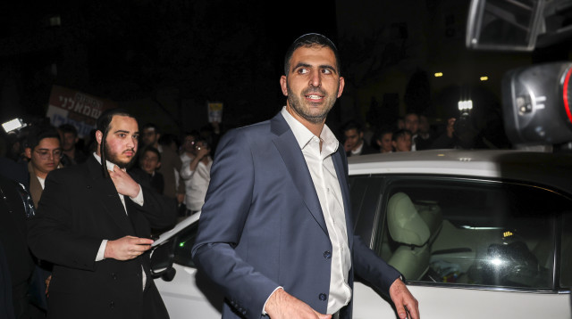 שלמה קרעי ליד ביתו של אריה דרעי (צילום: יונתן זינדל, פלאש 90)