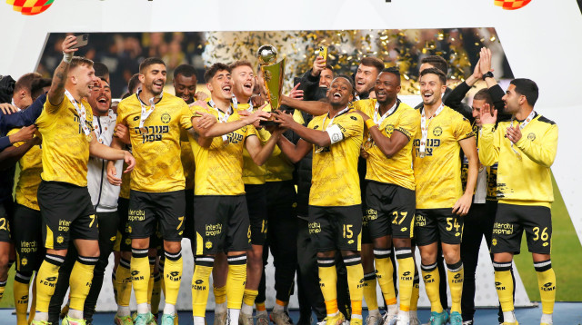 שחקני מכבי נתניה מניפים את גביע הטוטו (צילום: ברני ארדוב)