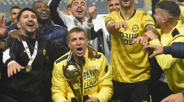 אייל סגל בעלים מכבי נתניה מניף את גביע הטוטו, איתו שי קונסטנטין, אלמוג כהן (צילום: ברני ארדוב)