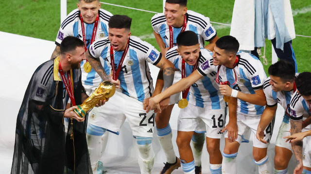 ליאונל מסי ושחקני נבחרת ארגנטינה עם גביע העולם, מונדיאל 2022 (צילום: רויטרס)