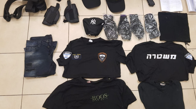 הציוד עם סממנים משטרתיים שנתפס אצל אנשי דומרני (צילום: דוברות המשטרה)